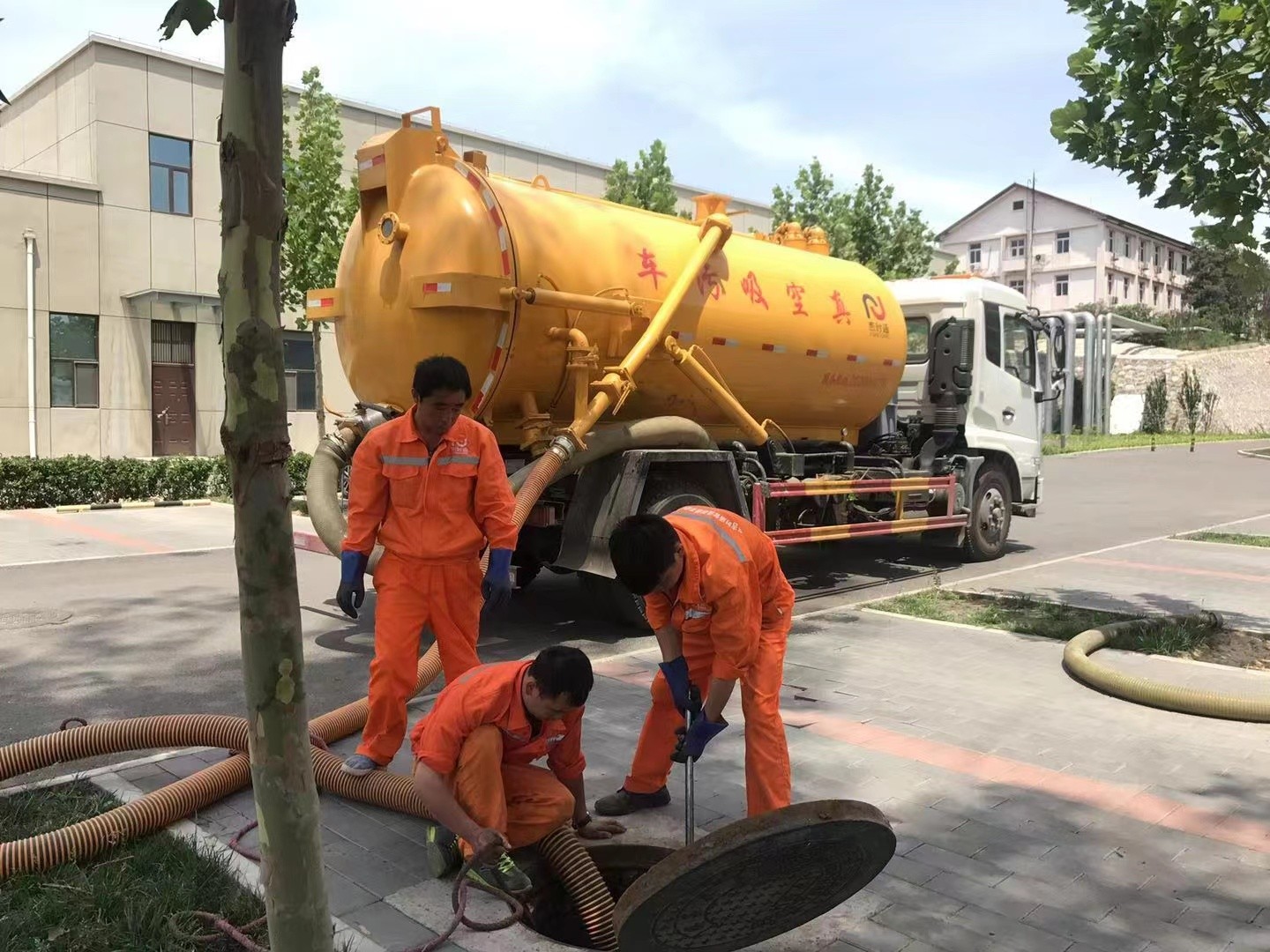 电白管道疏通车停在窨井附近