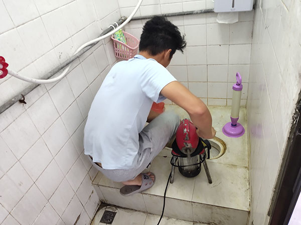 电白管道堵塞冒臭气 专业师傅现场解决问题