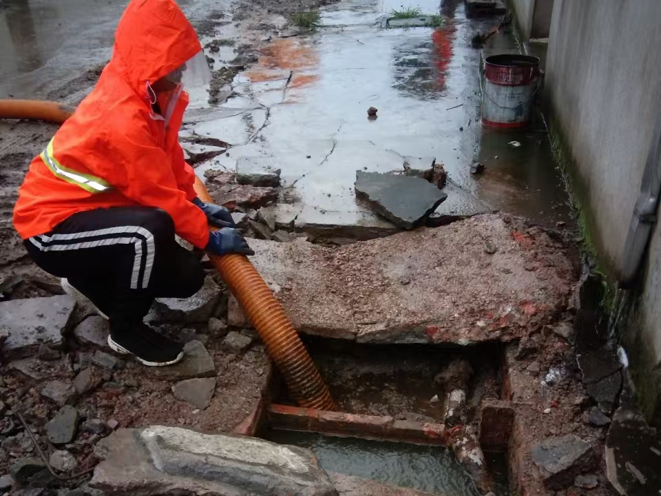 电白专业清理污水池 炜誉市政以规范流程守护城市 “肠道”