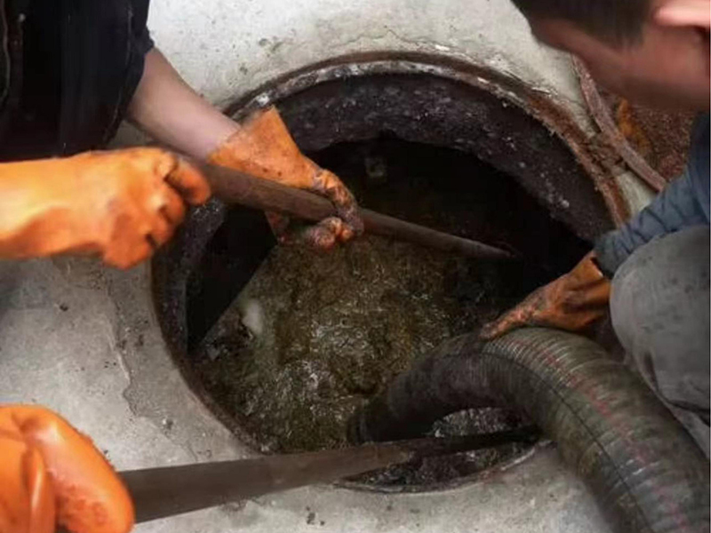 电白清理化粪池时如何避免沼气的危害？